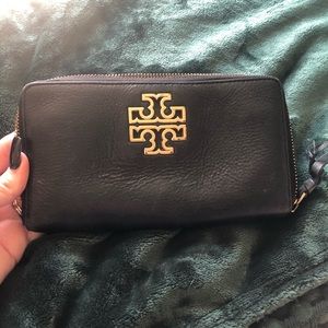 💫Tory Burch Britten Continental Wallet💫